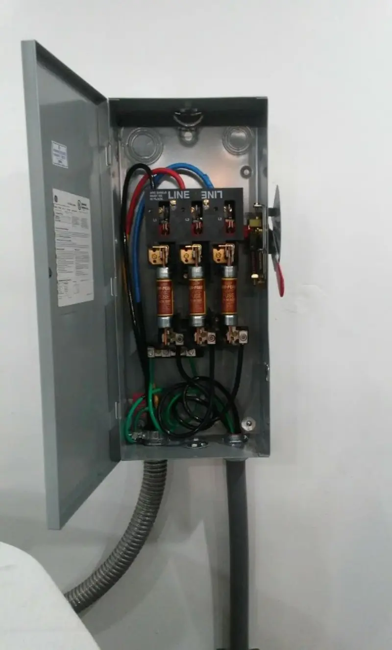 Three-phase disconnect switch installed for Electrical Wiring & Rewiring in Lyon